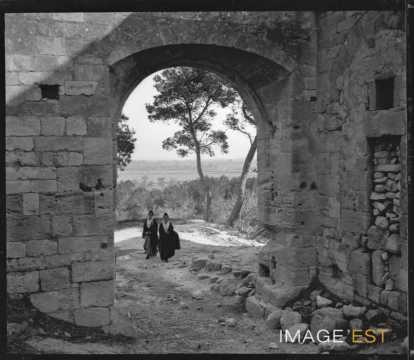 Arlésiennes à l'entrée de l'abbaye de Montmajour (Arles)